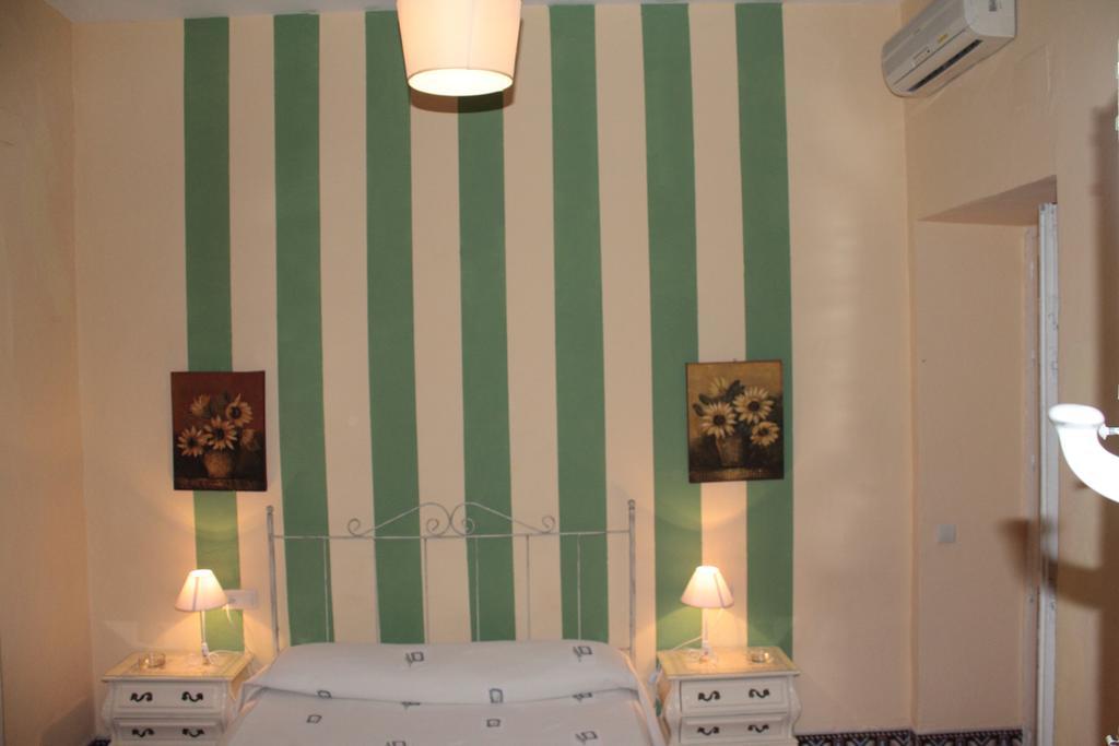 Pension Bienvenido Seville Exterior photo